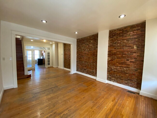 Foto del edificio - Light-filled 2Bedroom Townhome in Waverly!