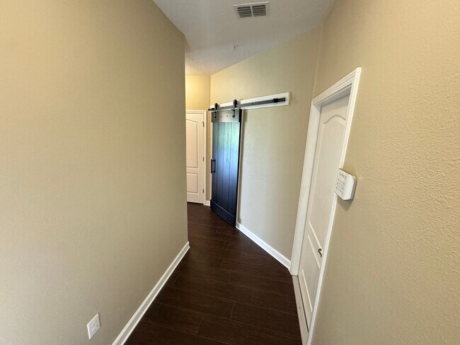 Foto del edificio - AVAILABLE NOW!!! Beautiful RENOVATED 2 Bedroom, 2 Bath Townhome in Davenport! Washer & Dryer INCL...