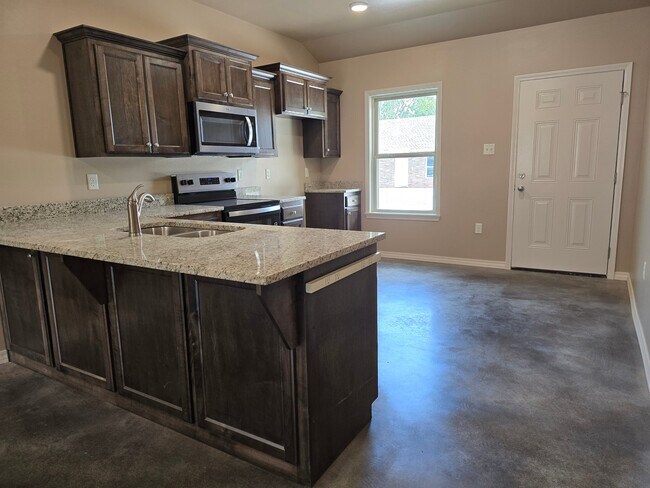 Building Photo - 1006 S El Paso Ave