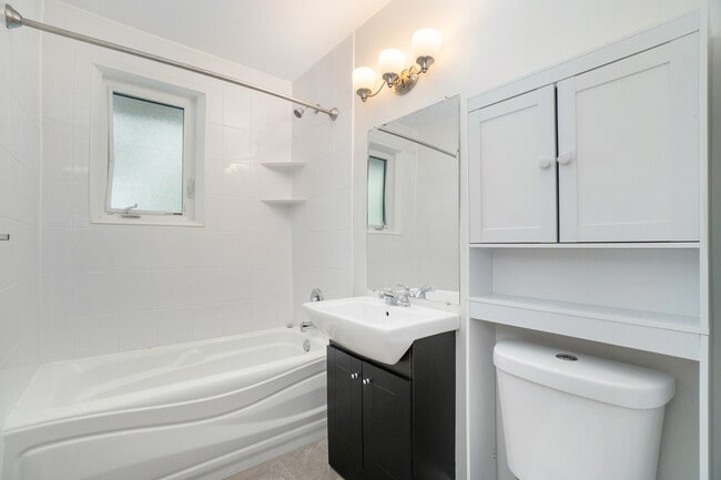 Building Photo - 406 Tweedsmuir Av