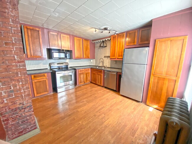 Kitchen - 395 Saint John St