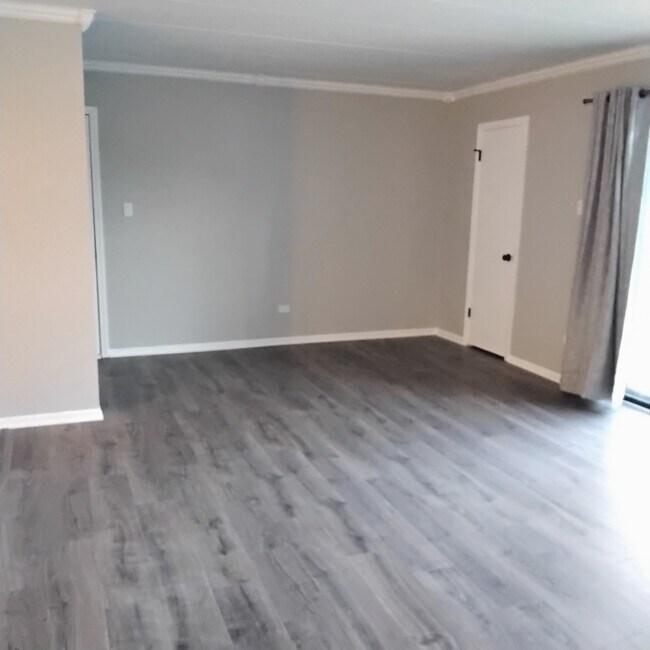 Building Photo - 10910 Kilpatrick Ave