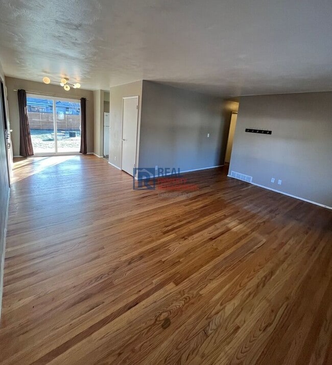 Building Photo - 2013 W Lake St