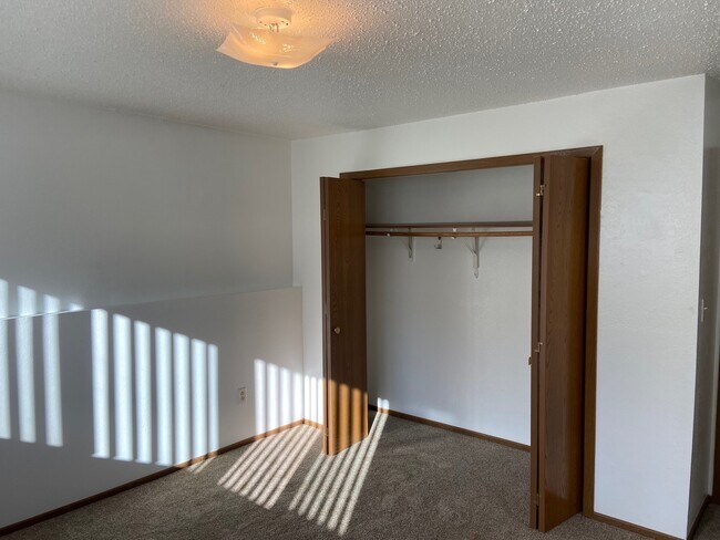 Building Photo - 1720 N Grandview Ln
