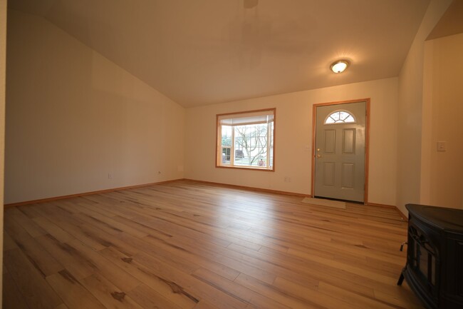 Building Photo - Charming 3 Bed, 2 Bath Home in Summer Bree...