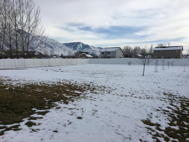 Building Photo - A Fantastic, Pet Friendly, 5 Bedroom, 3 Ba...