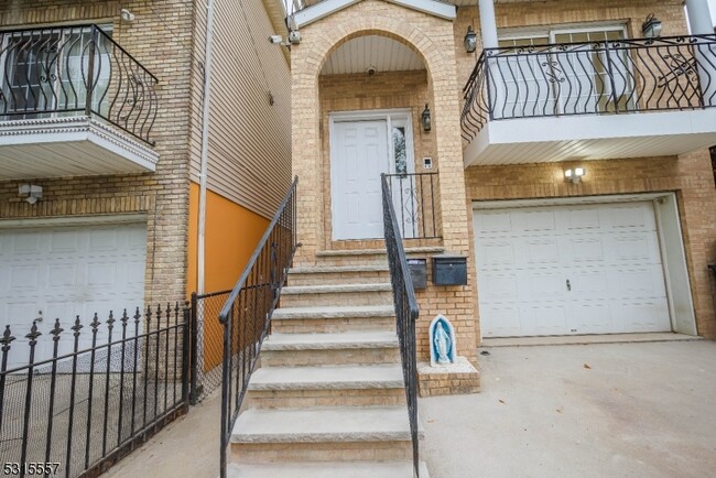 Building Photo - 351 New St