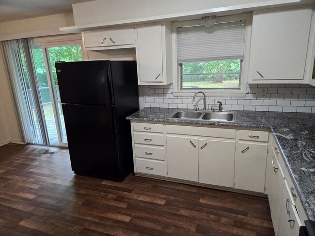 Foto del edificio - How amazing is this 3 BR 1 BTH home? You'l...