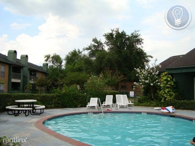 Foto del edificio - 502 E Sam Houston Pky S