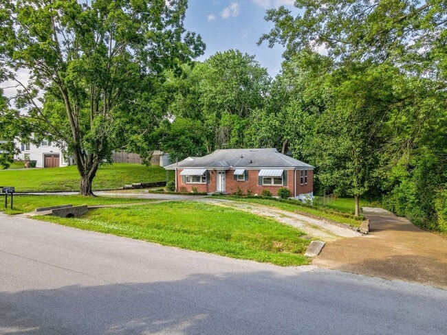 Building Photo - **UPDATED 3-BEDROOM DUPLEX WITH ATTACHED G...