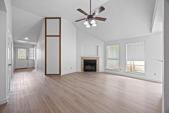 Foto del edificio - 14203 Anita Marie Ln