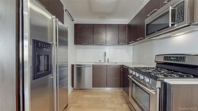 Foto del edificio - 64-05 Yellowstone Blvd