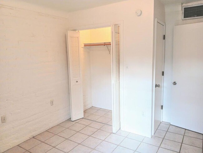 Building Photo - 3110 E Pima St