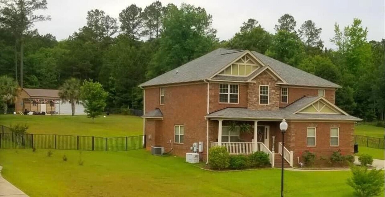 Primary Photo - Stunning Home with an inground pool in Pre...