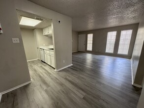 Building Photo - 2210 Capitan Dr