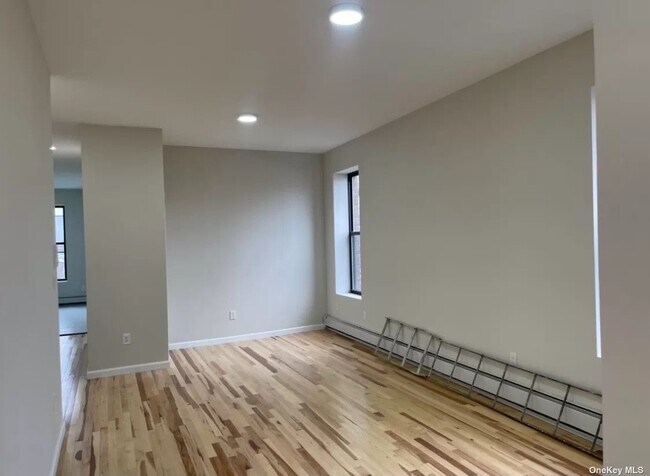 Foto del edificio - 66-94-94 Fresh Pond Rd
