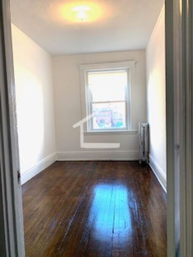 Building Photo - 5/1 NO FEE! 2BR on a quiet street near Fen...