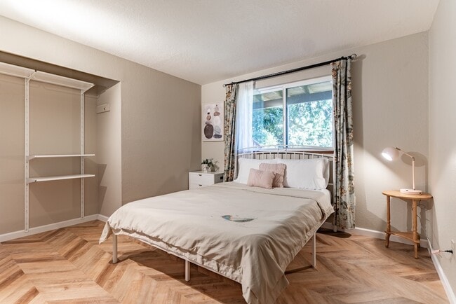 Building Photo - 242 W Lake Sammamish Pkwy SE