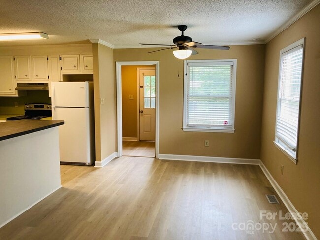 Building Photo - 21640 Colina Dr