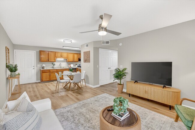 Sala de estar de concepto abierto con comedor en Saddlebrook Apartments - Saddlebrook Apartments