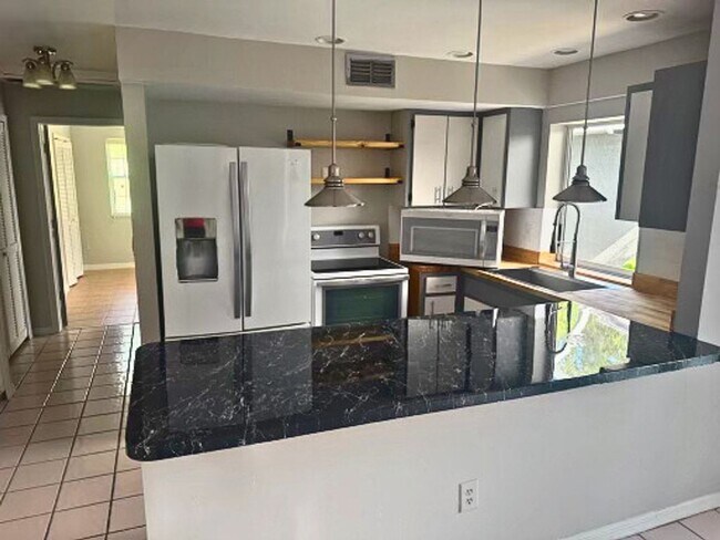 Building Photo - 13660 Abbey Dr
