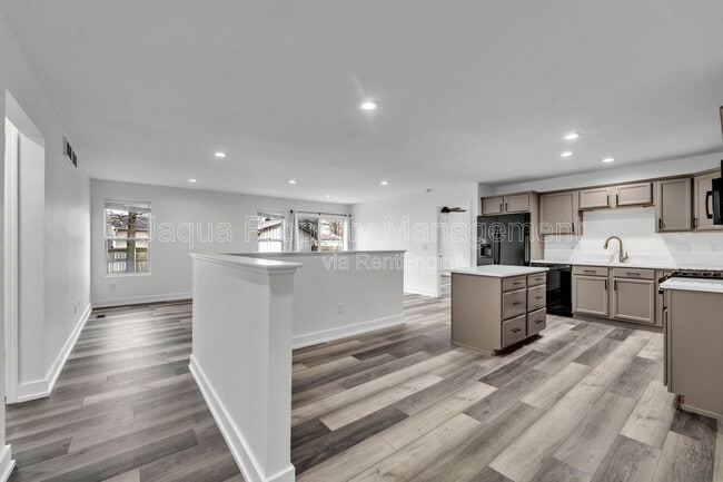 Foto del edificio - 4715 Marcel Ave Ave