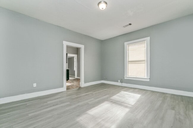 Building Photo - 4 Bedroom home for lease!