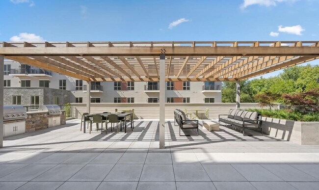 Encienda la parrilla y cene al aire libre en Modera Newton en Newton, MA. - Modera Newton