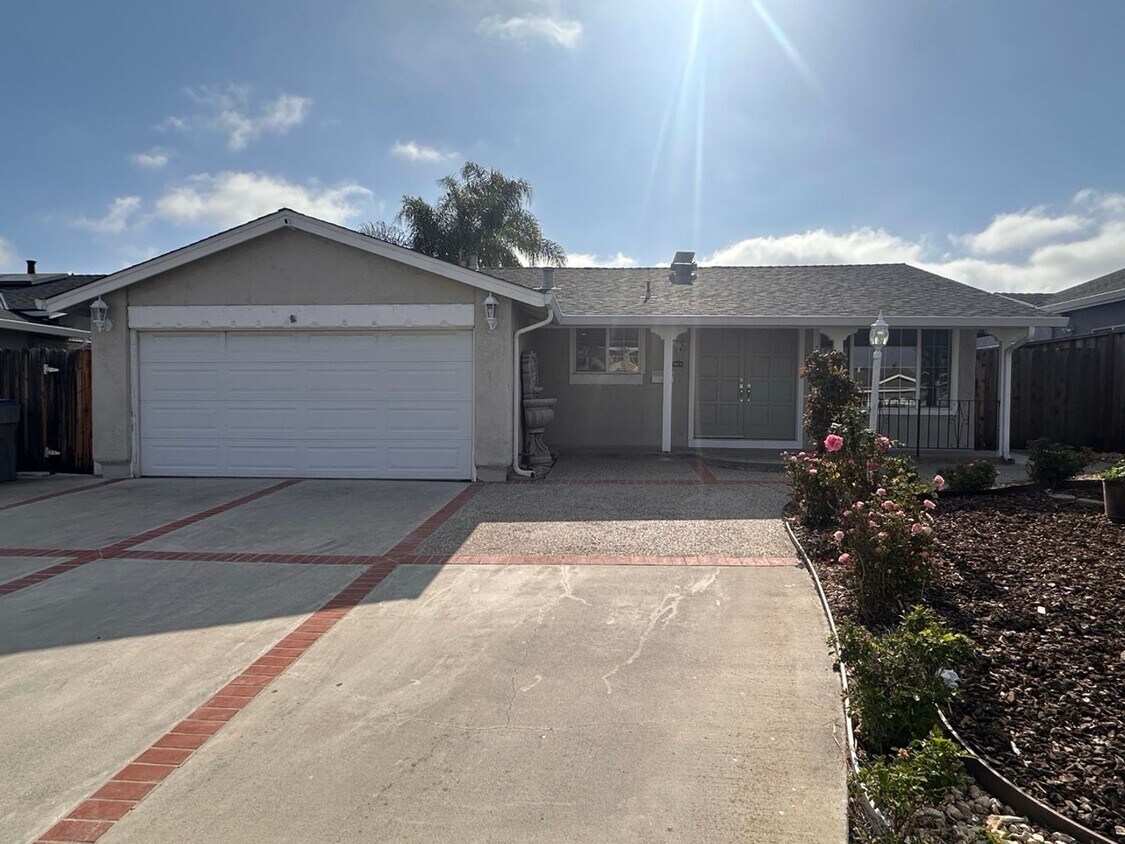 Foto principal - Fresh and Clean 3 Bedroom 2 Bath Home in E...