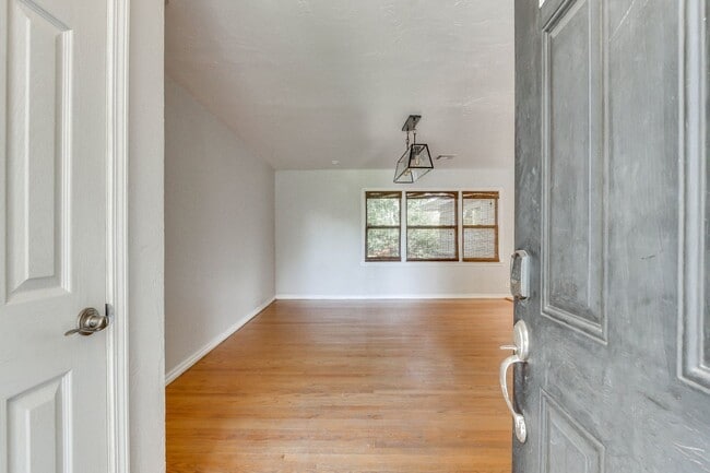 Building Photo - Charming 4-Bedroom Home in The Village – U...