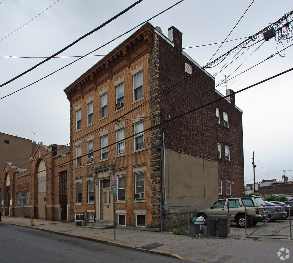 Building Photo - 100 Monroe St