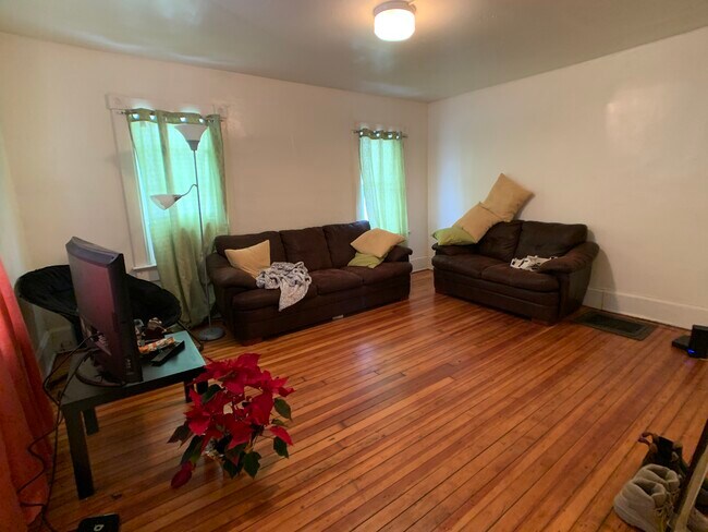 Large living room (1) - 35 S Chestnut St
