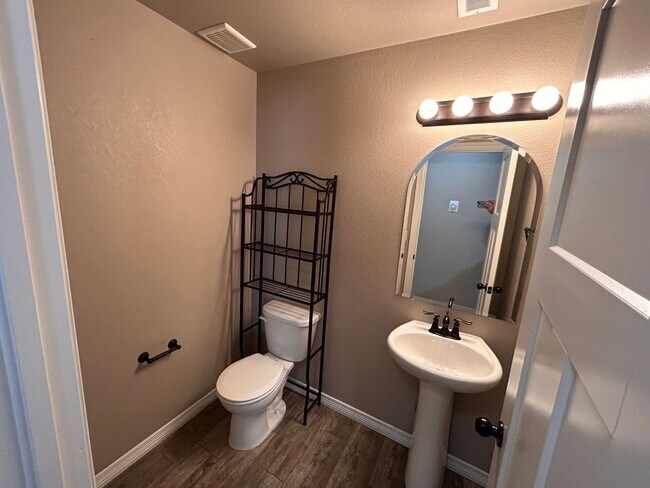 Foto del edificio - 3 Bed 3 bath house in The Glen At Widefield!