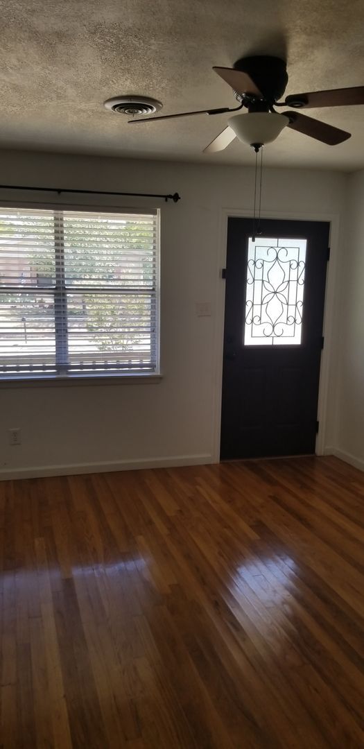 Building Photo - Super cute 3/1.5