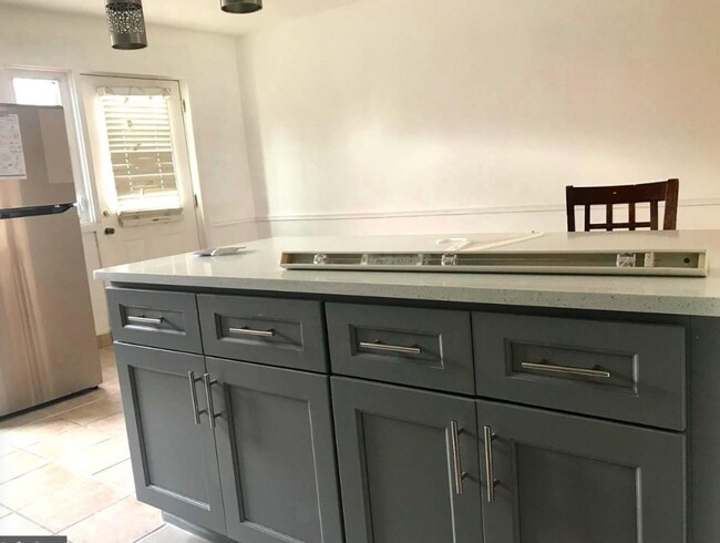 Building Photo - 3B1B Row House Northeast Philly available July 1st