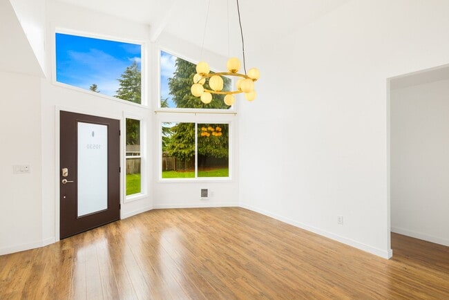 Building Photo - Kirkland Rambler 2 Bedroom Plus Gorgeous L...