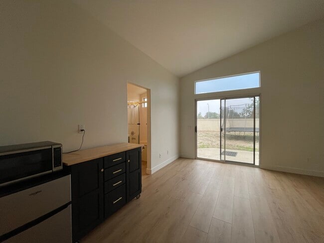 Techos altos, pisos nuevos - 4466 San Joaquin St