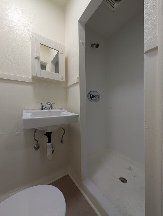 Foto del edificio - Nice 1 Bedroom, 1 Bath Apartment With Solid Surface Flooring