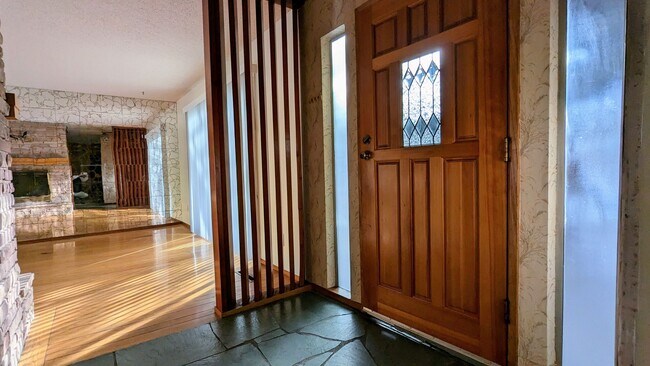 Foto del edificio - Spacious 4Bed/3Bath House Home in El Cerrito!