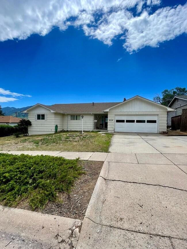 Building Photo - Furnished 3 bedroom/2bath close to Garden ...