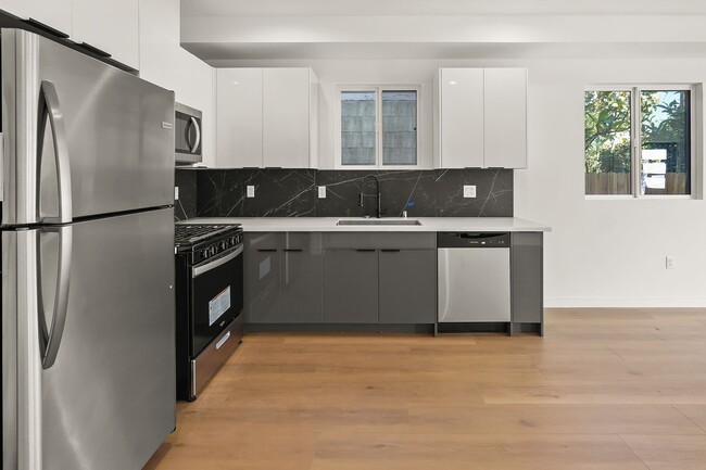 Building Photo - 1731 S New Hampshire Ave