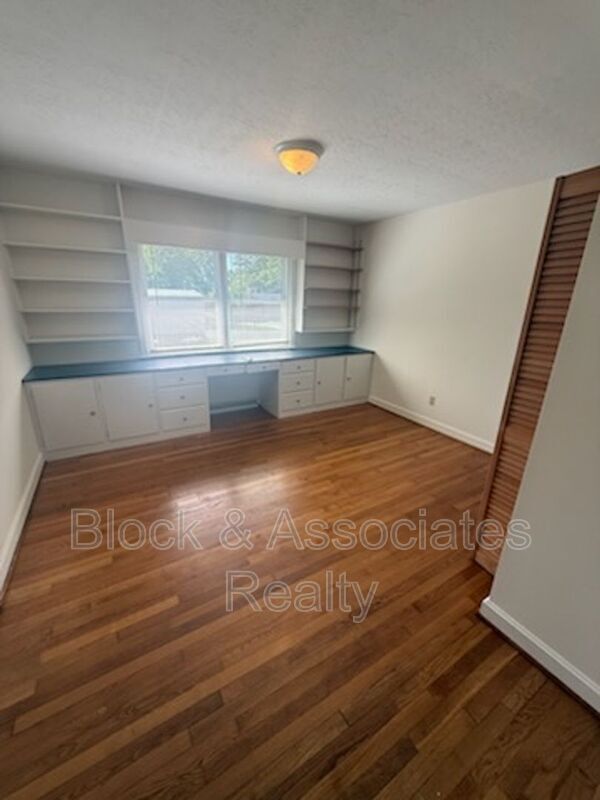 Foto del edificio - 1723 Brook Dr