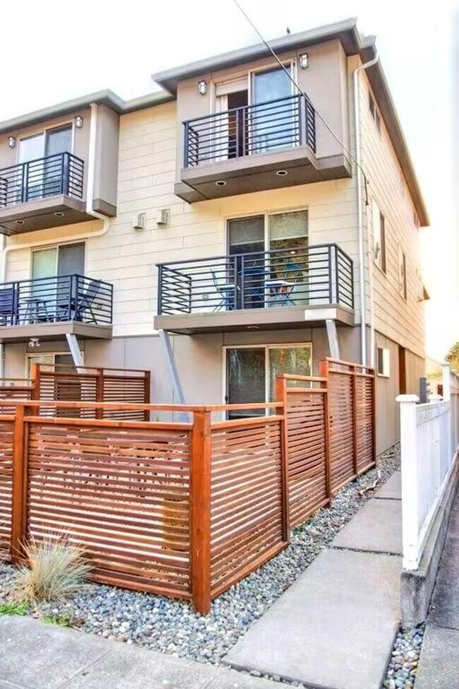 Foto del edificio - 2451A 55th Ave SW