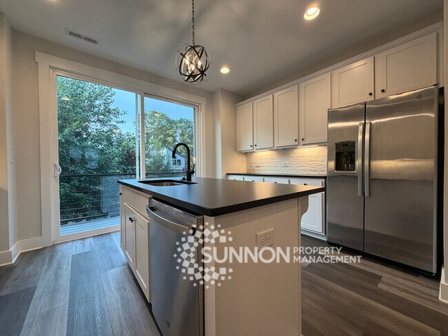 Building Photo - 2 Bed + Loft & 2 Car Garage with Skyline Views