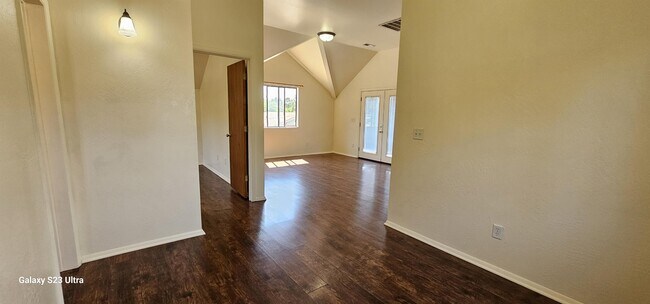 Foto del edificio - 2625 N Rose St