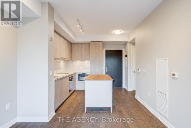 Building Photo - 158 Front St E