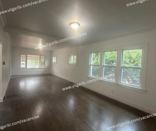 Foto del edificio - 3 Large Bedrooms • 1 Full Bathroom.  Spacious home ready for immediate move-in.