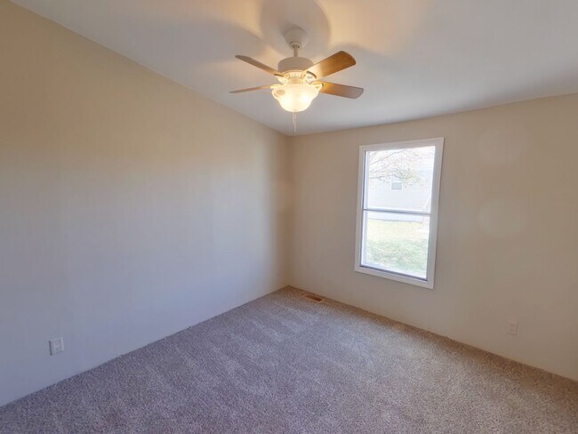 Foto del edificio - 2320 E MacArthur Rd