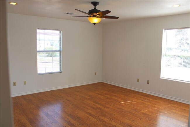 Building Photo - 101 Harmon Hills Cove