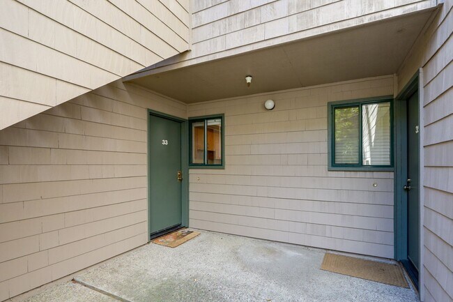 Building Photo - 1 Bed / 1 Bath condo with parking in beautiful Redwood Shores. YouTube Tour!